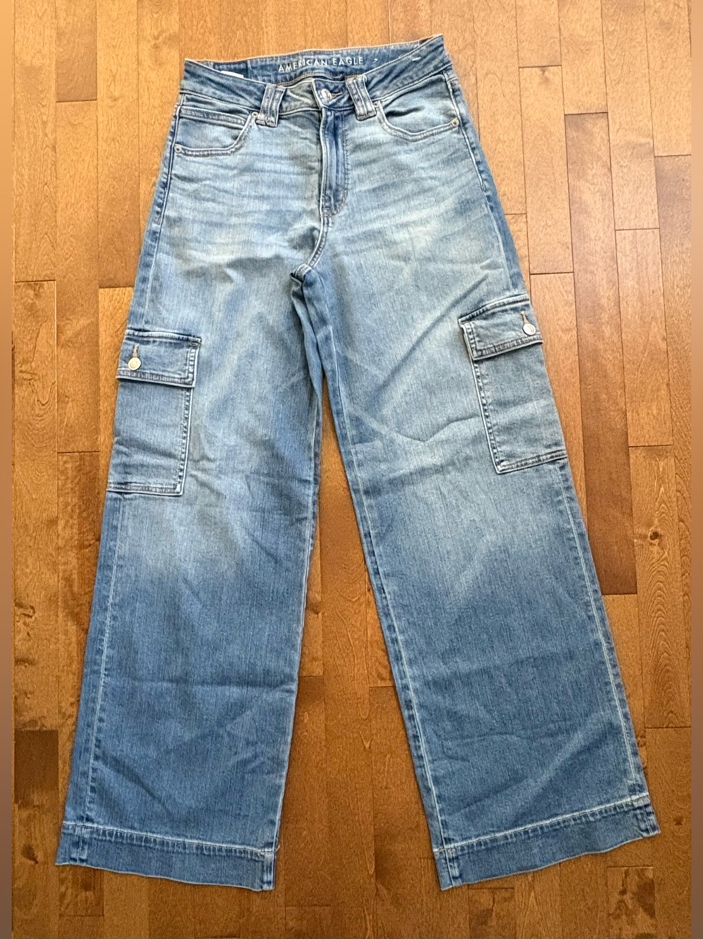 American Eagle Super High-Rise Baggy Wide-Leg Cargo Jeans Light Wash Women's 2R